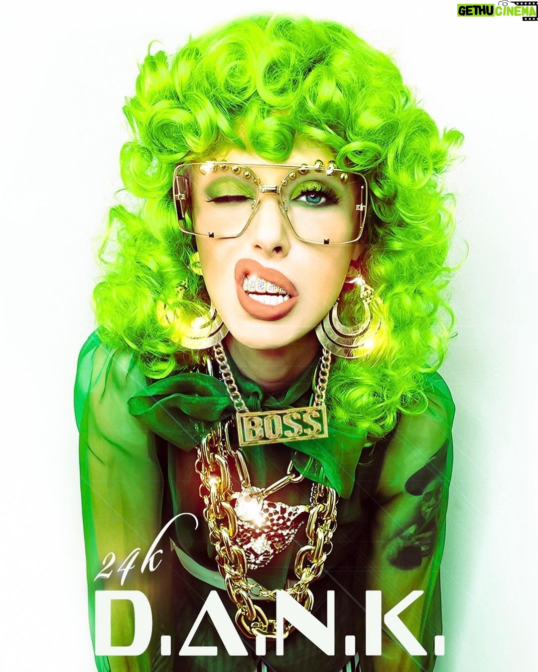Jessica Cook Instagram - D.A.N.K “Potz of Gold” Created by: @raquelhoque Model: @jessicamcook