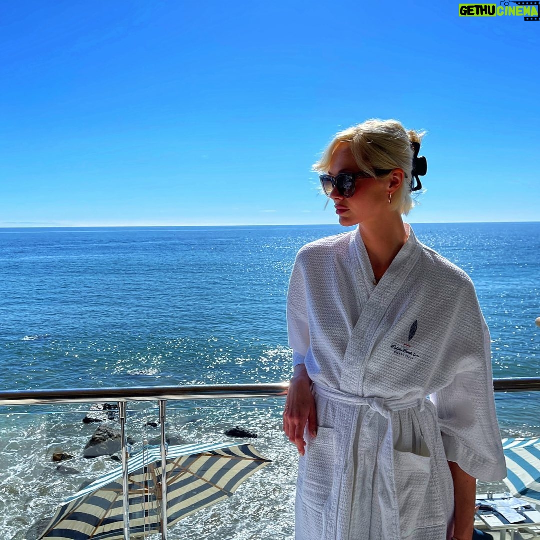 Jessica Cook Instagram - There’s no better way to recharge than dozing off to the sounds of waves and relaxation next to a fire with an ocean view while eating macaroons. ✨ Definitely going to do it again. @malibubeachinn #malibubeachinn #carbonbeach #carbonbeachclub Malibu Beach Inn