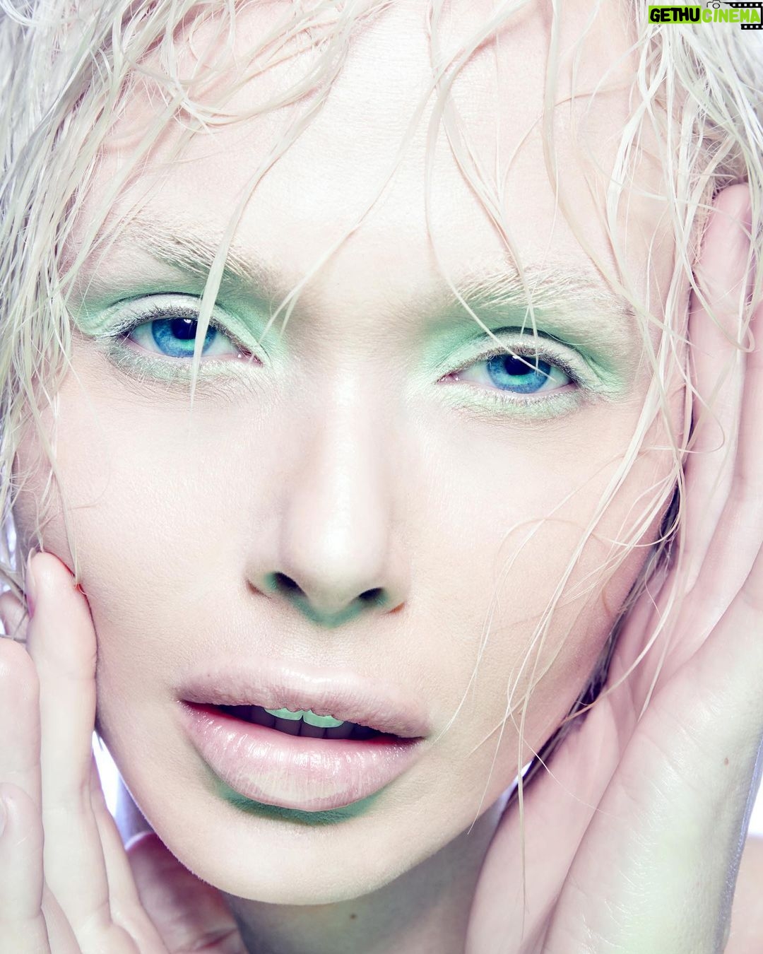 Jessica Cook Instagram - Extraterrestrial 👽 Photographer: @sayhiandy H/MUA: @samanthachapmanmua Photog assist: @waaterbirds #losangeles #beauty #model #alien #greeneyeshadow #beautymodel #blondemodel #studiogrind #studio #wethair #aliengirl #blondehair #alienmakeup #editorialmakeup #motd #motd💄 #rarebeauty #mac #hourglass #hourglasscosmetics #refybeauty #davines #caudalie Los Angeles, California