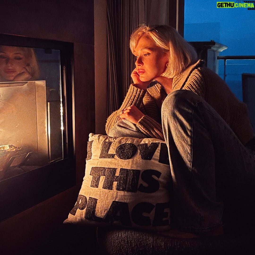 Jessica Cook Instagram - There’s no better way to recharge than dozing off to the sounds of waves and relaxation next to a fire with an ocean view while eating macaroons. ✨ Definitely going to do it again. @malibubeachinn #malibubeachinn #carbonbeach #carbonbeachclub Malibu Beach Inn
