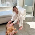 Jessica Cook Instagram - Embracing cozy vibes, and of course, Peaches had to crash the party! 🌟@cozyearth #SleepCozyEarth Get 40% OFF with discount code: JESSICAC40 https://glnk.io/182l/jessicamcook Los Angeles, California
