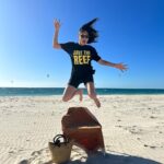 Jessica Gomes Instagram - In my hometown for the holidays 🏖️. @bassike has created this special t.shirt - that is giving back to one of our most precious ocean treasures, the Great Barrier Reef. We must protect. Proceeds from the sales of this limited edition tee will be donated to the @greatbarrierreeffoundation 🐟🐠🪸 @deborahsams @marylouryan Leighton Beach