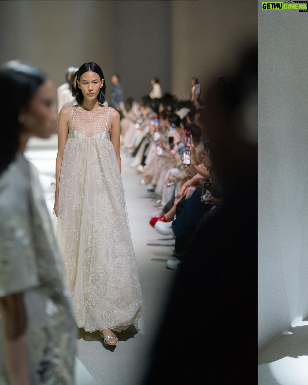 Jessica Mila Instagram - Sapto Djojokartiko's SS '24: A runway of elegance. Congratulations @saptodjojokartiko for the beautiful pieces!🤍