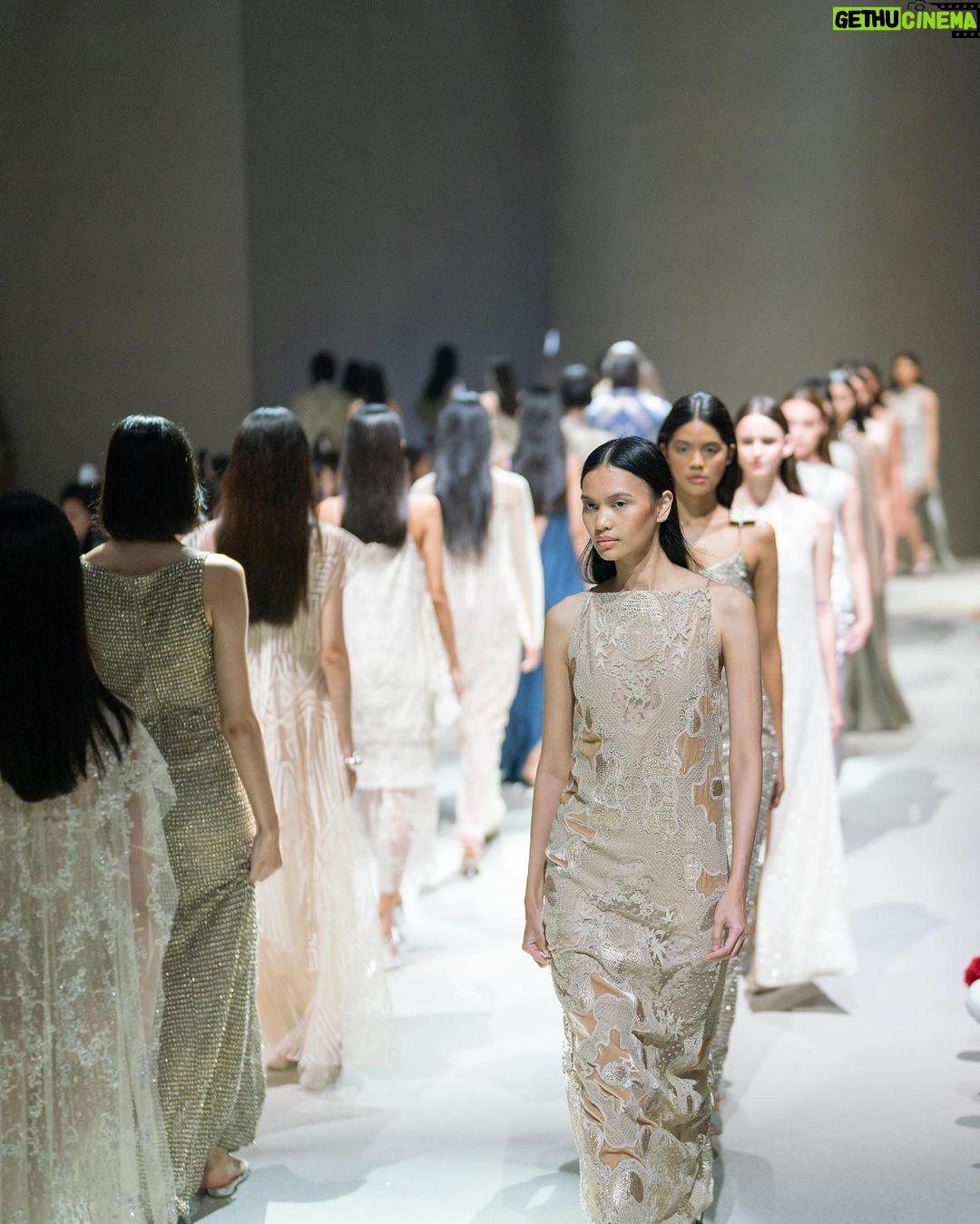 Jessica Mila Instagram - Sapto Djojokartiko's SS '24: A runway of elegance. Congratulations @saptodjojokartiko for the beautiful pieces!🤍