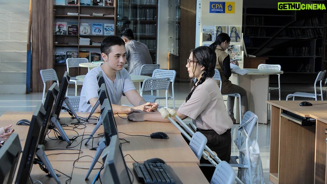 Jessica Mila Instagram - Siapa nih yang udah ga sabar nungguin kisah Pelita dan Dewa, dan kejadian-kejadian membagongkan di hidup mereka? Intip aja dulu bocorannya. Dibintangi Jessica Mila, Omar Daniel, dan Jerome Kurnia, Invalidite, film adaptasi cerita best-selling Wattpad tayang 21 SEPTEMBER di Prime Video! 🫶