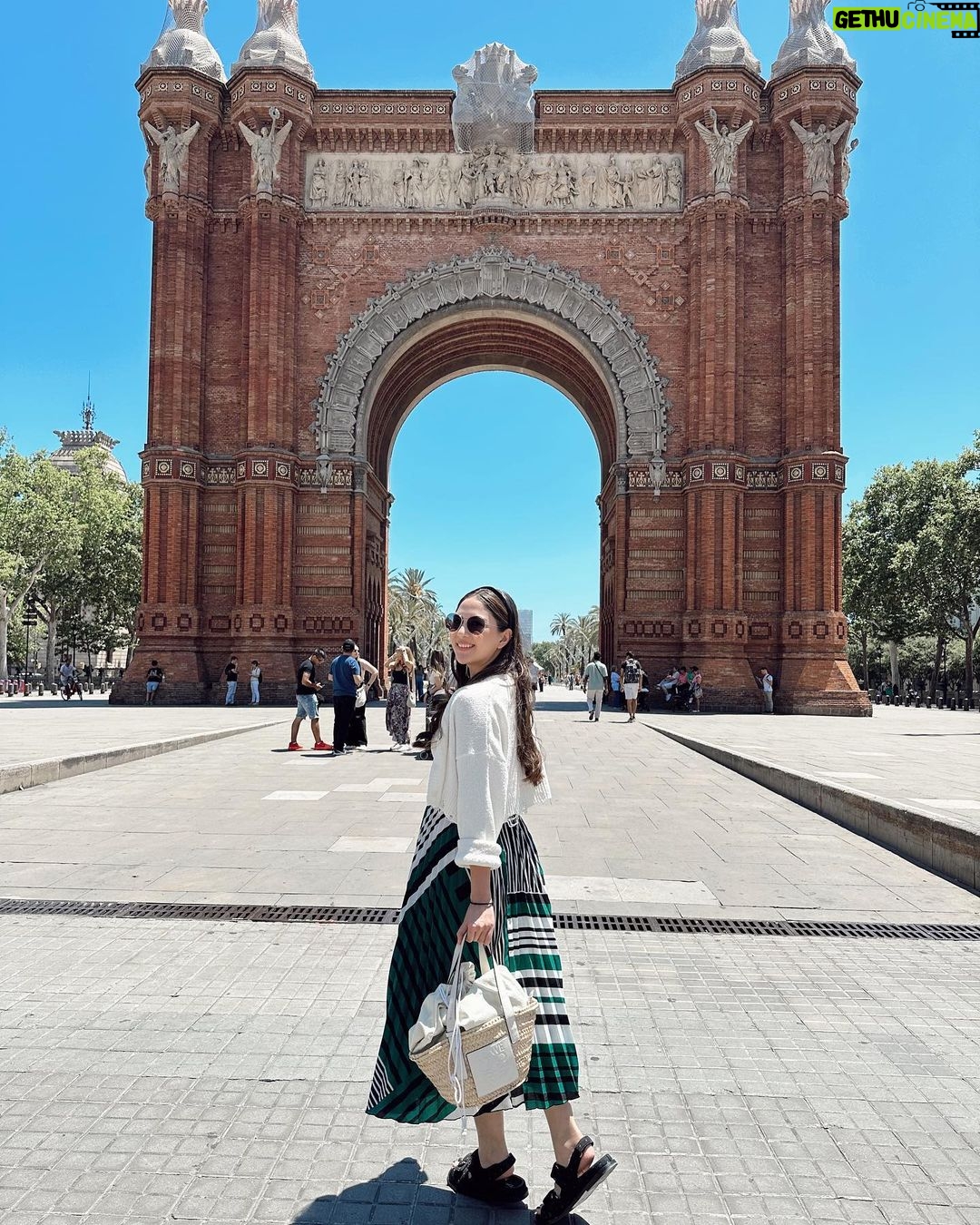 Jessica Mila Instagram - Getting lost in the charm of this city ✨