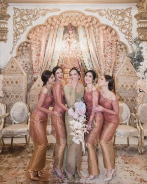 Jessica Mila Instagram - Happy wedding @enzystoria & @molenkasetra , wishing you a lifetime of wedded bliss. Truly happy for you both!

Dear ayang, even though our circumstances have changed and we have embarked on the journey of becoming someone's wife, our unbreakable bond as best friends will never gonna change 🤍