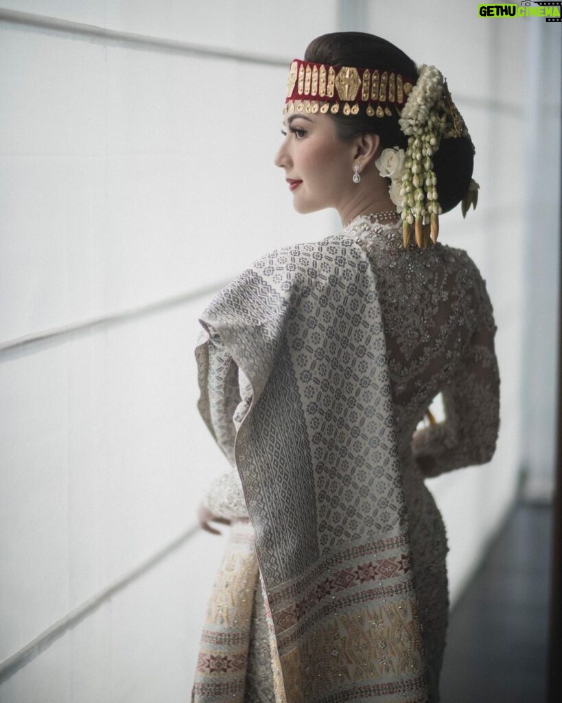 Jessica Mila Instagram - Embracing tradition with a touch of elegance @veraanggraini_kebaya 🤍 #KUPunyaMILA