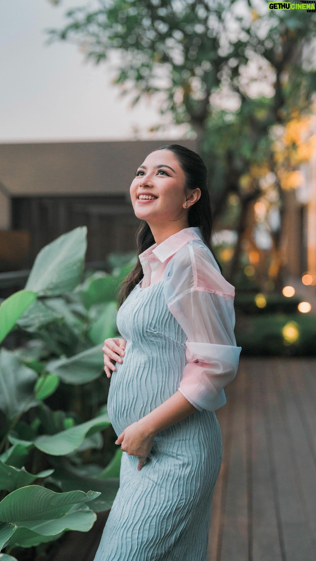 Jessica Mila Instagram - Sejak awal pernikahan, banyak yang tanya ke aku “karier atau keluarga?” Bagi aku, itu bukanlah pilihan. Setelah menikah prioritasku memang berubah, tapi aku akan selalu memberikan yang terbaik untuk keduanya💙 Seperti Hydro Coco VITA D @hydrococo_vitad , minuman Vitamin D3 pertama di Indonesia yang ternyata lebih efektif dan lebih cepat diserap oleh tubuh. Dengan 100% tinggi vitamin D3 600 IU, memenuhi kebutuhan harianmu. Yuk jaga daya tahan tubuh agar selalu fit, berikan yang terbaik untuk setiap pilihan kita 🤍 #HydroCocoVITAD #TheFirstVitaminD3Drink