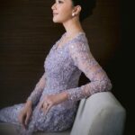 Jessica Mila Instagram - Dari banyaknya prosesi mulai dari Mangain, Marhusip, Marsipanganon, Martonggo Raja semuanya penuh kesan dan kehangatan. Acara yang dimulai dari berkenalan dengan keluarga besar Yakup sampai aku diterima di keluarga baru. Super grateful with every step of this new journey. Officially menjadi Jessica Mila Agnesia boru Damanik🥰 Banyak momen yang buat aku terharu dan bakal jadi memory yang akan aku ingat selamanya. Terima kasih untuk keluarga, team, dan pihak-pihak yang sudah membantu kelancaran acara ini 🤍 #KUPunyaMILA Photographer by @ini_niel @venemapictures Make Up by @taliasubandrio Hair by @hairbysinta Bride Attire by @studioboh @merdisihombing Jewelry by @mondial Groom & Family Attire by @wonghangtailor Bride Family Shoes by @regisbridalshoes Venue @senayan.avenue
