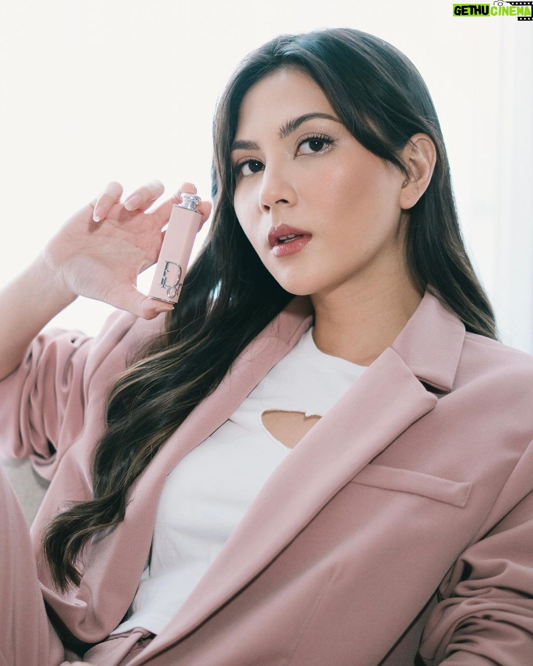 Jessica Mila Instagram - Loving my Dior Addict cases inspired from the House of Dior’s aesthetic codes – allowing me to glamoroze my full look and the beauty routine. With optimum pigment repartition providing intense color, my lips look radiant and most importantly always feel hydrated 🤍 #DiorAddict @diorbeauty