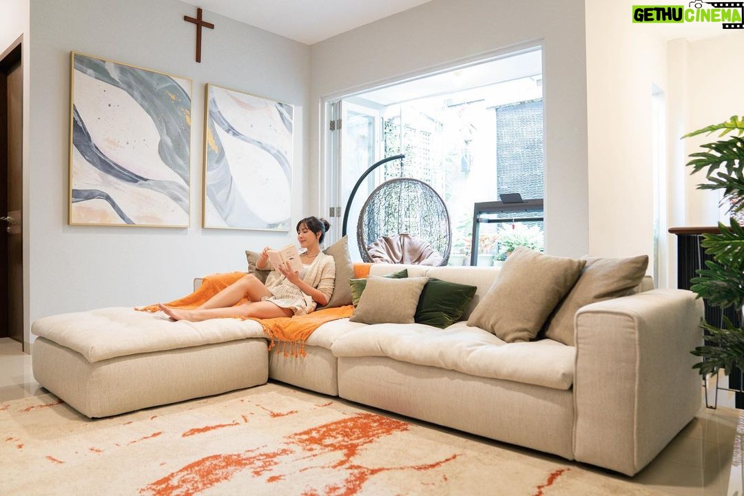 Jessica Mila Instagram - Sofas are undoubtedly an essential element of home design, especially when it comes to the living room. It's my favorite in my living room, Galileo Sofa preserves the elements that have made it aesthetic & modern looks yet functional. Found this collection from @urbanloft.home 🤍 #URBANLOFT #Urbanlifestyle