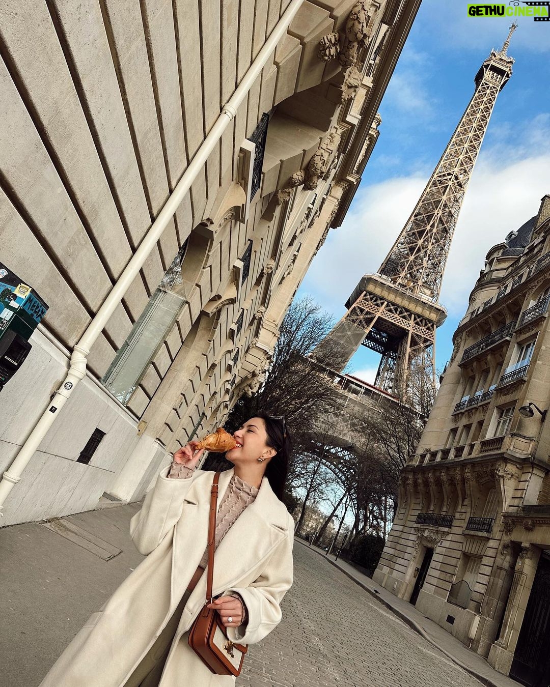 Jessica Mila Instagram - Blue sky, croissant and #EiffelTower kinda day 💙