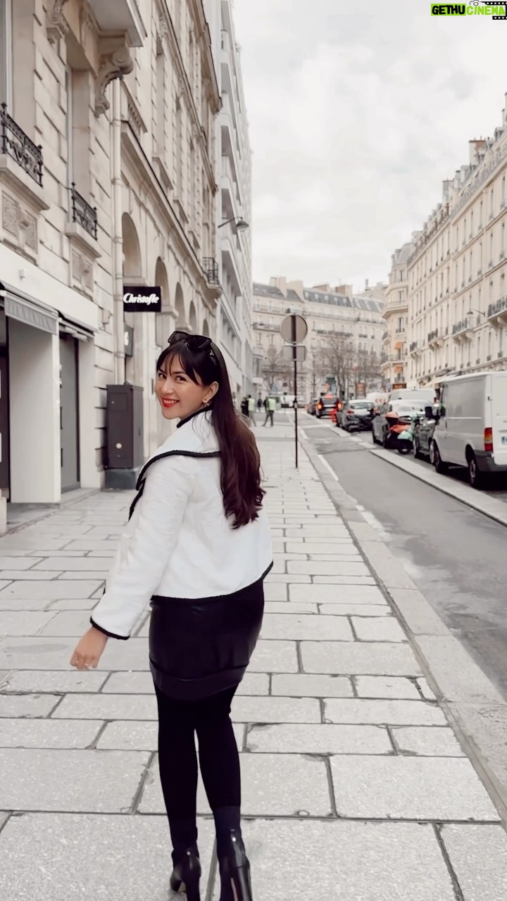Jessica Mila Instagram - Strolling around the Parisian streets 🤍 . @maisonvalentino @time.international