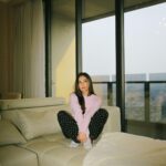 Jessica Mila Instagram - Just me being extra cozy on my couch 🍒