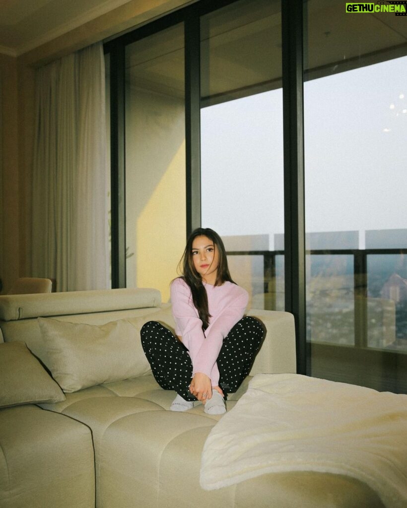 Jessica Mila Instagram - Just me being extra cozy on my couch 🍒