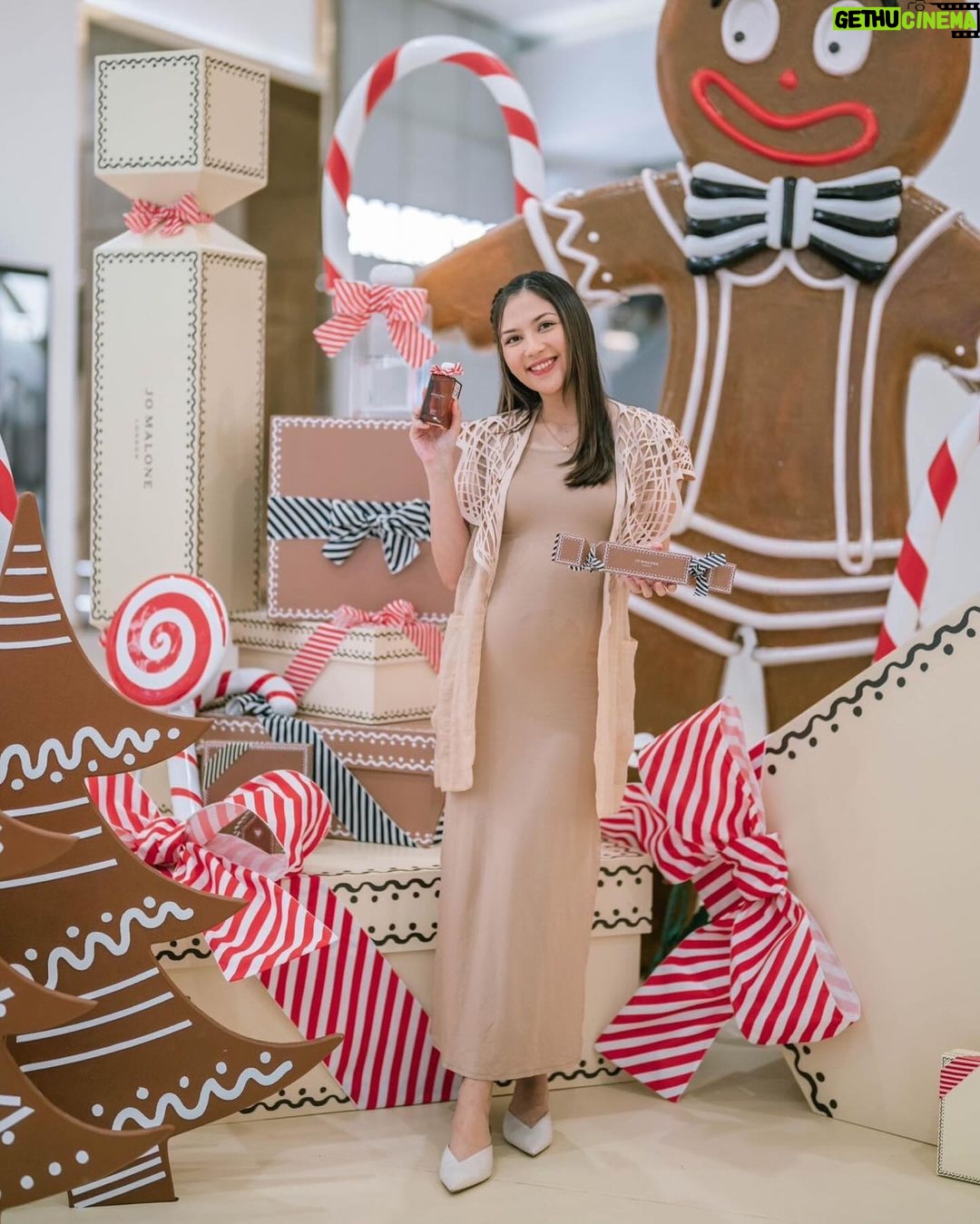 Jessica Mila Instagram - Indulge in the enchanting return of my festive favorite, the Ginger Biscuit and the spellbinding scents inspired by Gingerbread Land. Now available @jomalonelondon limited-edition cologne and Home Candle. Discover the magic of the season with this exquisite Holiday Collection 🤍 Elevate your gift-giving with sophistication! #SeasonOfScent #JoMaloneLondonID