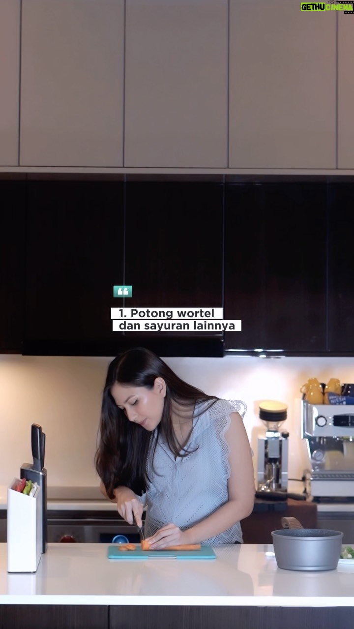 Jessica Mila Instagram - Di trimester pertama aku selalu mual kalo cium bau masakan. Happy deh sekarang mual-mualnya ilang, jadi excited untuk masak-masak lagi! ๐ Baru inget kalo peralatan masak ku belum lengkap, untung ada @ruparupacom! Aku selalu pilih Ruparupa buat cari kebutuhan rumah, selain lengkap bisa dapet gratis ongkir, cicilan 0%, dan bisa langsung ambil barangnya di toko! Dan lagi ada promo #ruparupaPestaBelanja12 juga loh, bisa dapet Cashback hingga Rp12 Juta, Tebus Murah Rp12 ribu, dan Gratis Ongkir. Yuk, wujudkan Wishlist-mu sekarang juga. Belanja Segala Rupa Jadi Satu di Ruparupa. Jangan lupa download aplikasi Ruparupa ya! #ruparupa #TemukanRagamRupamu