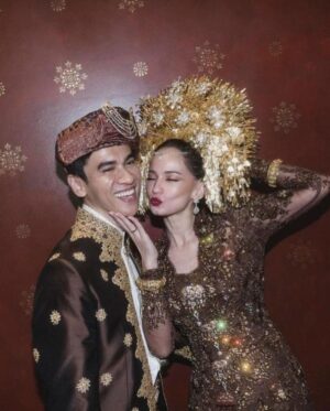 Jessica Mila Instagram - Happy wedding @enzystoria & @molenkasetra , wishing you a lifetime of wedded bliss. Truly happy for you both!

Dear ayang, even though our circumstances have changed and we have embarked on the journey of becoming someone's wife, our unbreakable bond as best friends will never gonna change 🤍