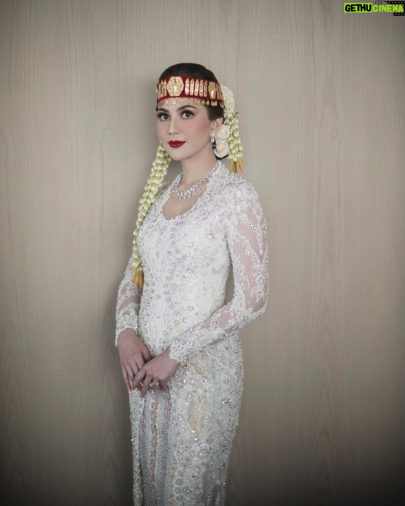 Jessica Mila Instagram - Embracing tradition with a touch of elegance @veraanggraini_kebaya 🤍 #KUPunyaMILA