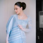 Jessica Mila Instagram - Embracing the beautiful traditions of Martumpol 🤍 #KUPunyaMILA Photographer by @ini_niel @venemapictures Make Up by @taliasubandrio Hair by @hairbysinta Bride Attire by @myrnamyura Songket by @merdisihombing Bride & Family Shoes by @regisbridalshoes Groom & Family Attire by @wonghangtailor