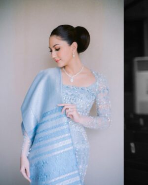 Jessica Mila Instagram - Embracing the beautiful traditions of Martumpol 🤍 #KUPunyaMILA

Photographer by @ini_niel @venemapictures 
Make Up by @taliasubandrio 
Hair by @hairbysinta 
Bride Attire by @myrnamyura 
Songket by @merdisihombing 
Bride & Family Shoes by @regisbridalshoes 
Groom & Family Attire by @wonghangtailor