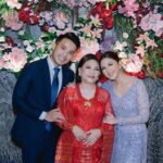 Jessica Mila Instagram - Dari banyaknya prosesi mulai dari Mangain, Marhusip, Marsipanganon, Martonggo Raja semuanya penuh kesan dan kehangatan. Acara yang dimulai dari berkenalan dengan keluarga besar Yakup sampai aku diterima di keluarga baru. Super grateful with every step of this new journey. Officially menjadi Jessica Mila Agnesia boru Damanik🥰 Banyak momen yang buat aku terharu dan bakal jadi memory yang akan aku ingat selamanya. Terima kasih untuk keluarga, team, dan pihak-pihak yang sudah membantu kelancaran acara ini 🤍 #KUPunyaMILA Photographer by @ini_niel @venemapictures Make Up by @taliasubandrio Hair by @hairbysinta Bride Attire by @studioboh @merdisihombing Jewelry by @mondial Groom & Family Attire by @wonghangtailor Bride Family Shoes by @regisbridalshoes Venue @senayan.avenue