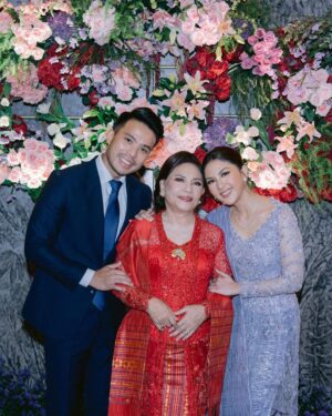 Jessica Mila Instagram - Dari banyaknya prosesi mulai dari Mangain, Marhusip, Marsipanganon, Martonggo Raja semuanya penuh kesan dan kehangatan.

Acara yang dimulai dari berkenalan dengan keluarga besar Yakup sampai aku diterima di keluarga baru. Super grateful with every step of this new journey. Officially menjadi Jessica Mila Agnesia boru Damanik🥰

Banyak momen yang buat aku terharu dan bakal jadi memory yang akan aku ingat selamanya.

Terima kasih untuk keluarga, team, dan pihak-pihak yang sudah membantu kelancaran acara ini 🤍

#KUPunyaMILA

Photographer by @ini_niel @venemapictures 
Make Up by @taliasubandrio
Hair by @hairbysinta
Bride Attire by @studioboh @merdisihombing 
Jewelry by @mondial 
Groom & Family Attire by @wonghangtailor 
Bride Family Shoes by @regisbridalshoes 
Venue @senayan.avenue