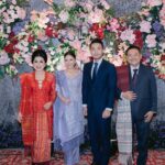 Jessica Mila Instagram - Dari banyaknya prosesi mulai dari Mangain, Marhusip, Marsipanganon, Martonggo Raja semuanya penuh kesan dan kehangatan. Acara yang dimulai dari berkenalan dengan keluarga besar Yakup sampai aku diterima di keluarga baru. Super grateful with every step of this new journey. Officially menjadi Jessica Mila Agnesia boru Damanik🥰 Banyak momen yang buat aku terharu dan bakal jadi memory yang akan aku ingat selamanya. Terima kasih untuk keluarga, team, dan pihak-pihak yang sudah membantu kelancaran acara ini 🤍 #KUPunyaMILA Photographer by @ini_niel @venemapictures Make Up by @taliasubandrio Hair by @hairbysinta Bride Attire by @studioboh @merdisihombing Jewelry by @mondial Groom & Family Attire by @wonghangtailor Bride Family Shoes by @regisbridalshoes Venue @senayan.avenue