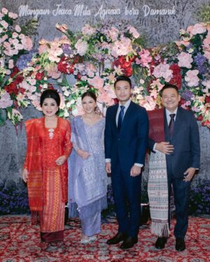 Jessica Mila Instagram - Dari banyaknya prosesi mulai dari Mangain, Marhusip, Marsipanganon, Martonggo Raja semuanya penuh kesan dan kehangatan.

Acara yang dimulai dari berkenalan dengan keluarga besar Yakup sampai aku diterima di keluarga baru. Super grateful with every step of this new journey. Officially menjadi Jessica Mila Agnesia boru Damanik🥰

Banyak momen yang buat aku terharu dan bakal jadi memory yang akan aku ingat selamanya.

Terima kasih untuk keluarga, team, dan pihak-pihak yang sudah membantu kelancaran acara ini 🤍

#KUPunyaMILA

Photographer by @ini_niel @venemapictures 
Make Up by @taliasubandrio
Hair by @hairbysinta
Bride Attire by @studioboh @merdisihombing 
Jewelry by @mondial 
Groom & Family Attire by @wonghangtailor 
Bride Family Shoes by @regisbridalshoes 
Venue @senayan.avenue