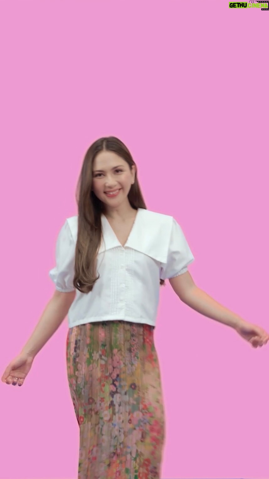 Jessica Mila Instagram - SAATNYA THE POWER OF EMAK-EMAK BEDASTER BERSATU! Daster Wangi Molto x Jessica Mila yang lagi viral ini bisa kamu dapatkan di toko ecommerce kesayangan loh! Cek linknya di bio @moltoindonesia dan buruan check out. Emang boleh sekembar ini sama Jesmil? 🤭 Yuk #WangiSquadMolto buruan borong sekarang karena stok terbatas. Mention temen kamu untuk ajak kembaran bareng ya ❤️