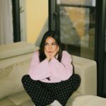 Jessica Mila Instagram - Just me being extra cozy on my couch 🍒