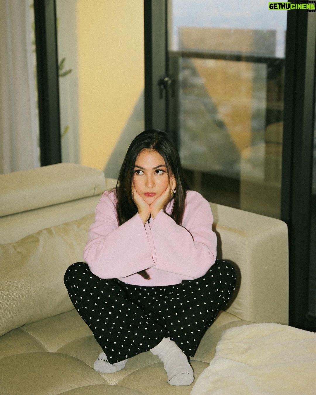 Jessica Mila Instagram - Just me being extra cozy on my couch 🍒