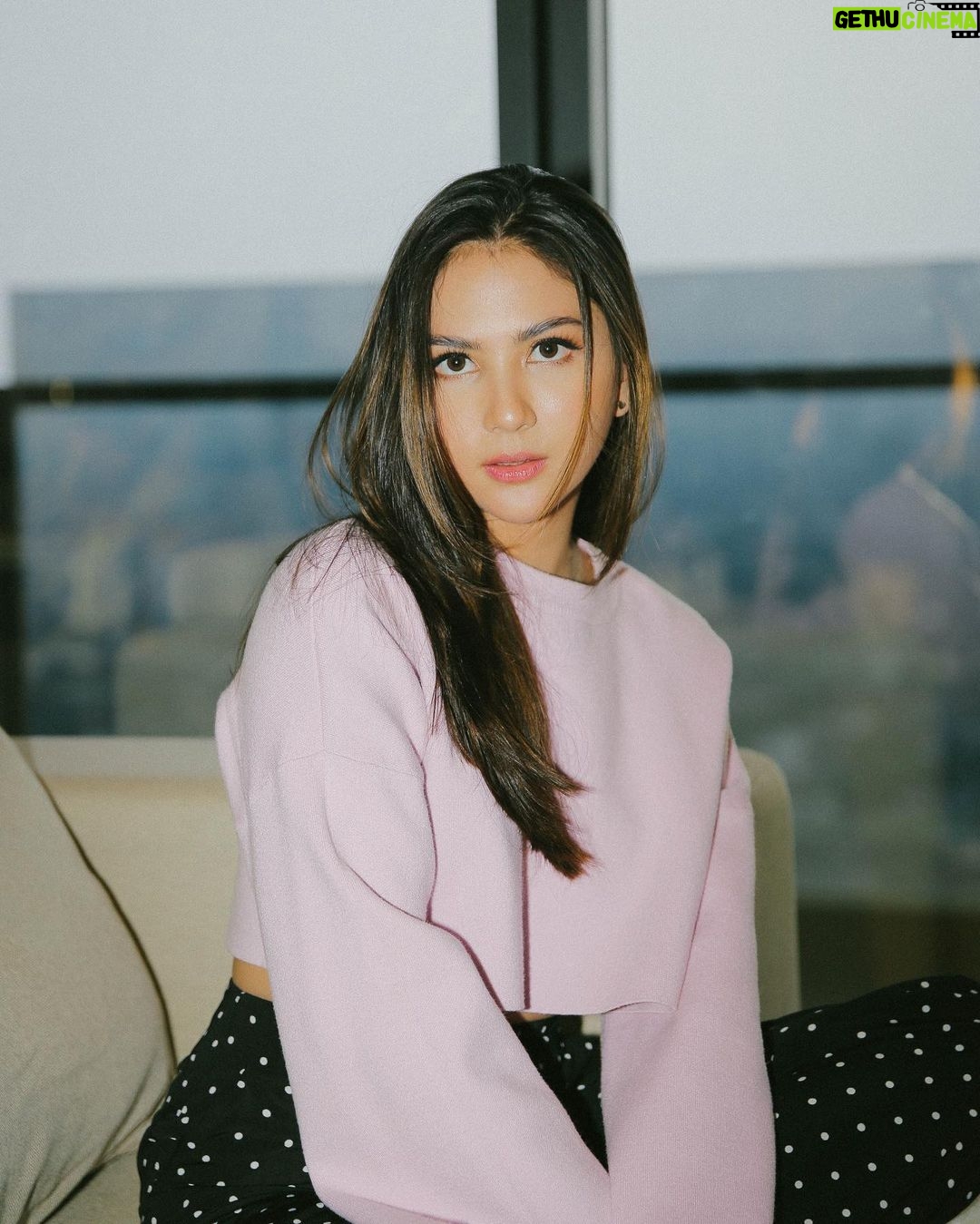 Jessica Mila Instagram - Just me being extra cozy on my couch 🍒