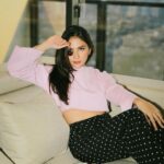 Jessica Mila Instagram - Just me being extra cozy on my couch 🍒