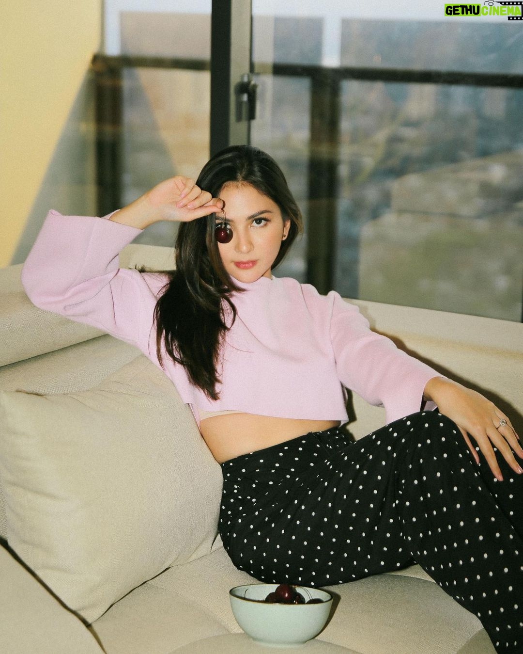 Jessica Mila Instagram - Just me being extra cozy on my couch 🍒