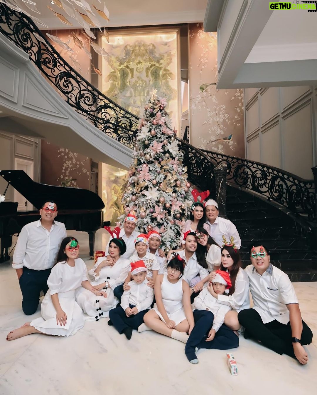 Jessica Mila Instagram - Christmas is a special day spent in the warm circle of family and friends. Hope everyone who celebrated had the jolliest Christmas 🎄✨