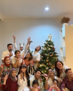 Jessica Mila Instagram - Christmas is a special day spent in the warm circle of family and friends. Hope everyone who celebrated had the jolliest Christmas 🎄✨