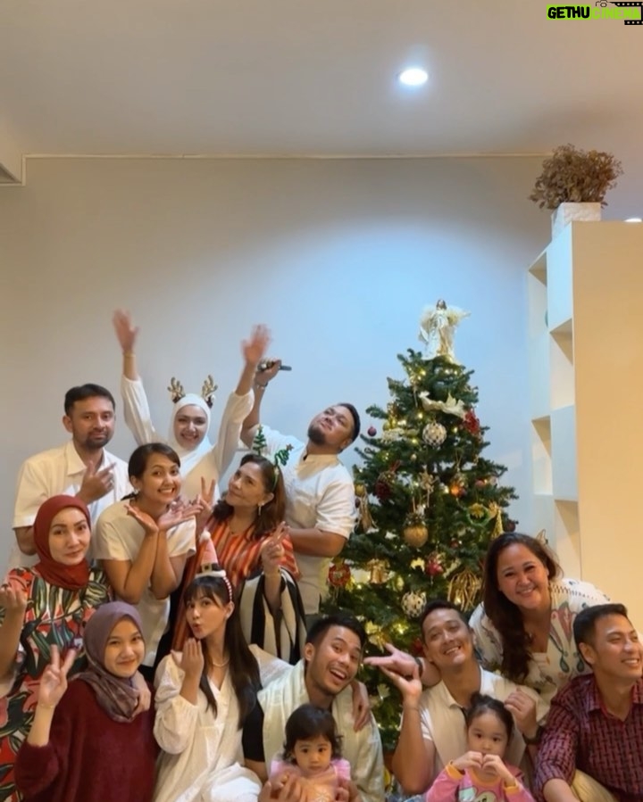 Jessica Mila Instagram - Christmas is a special day spent in the warm circle of family and friends. Hope everyone who celebrated had the jolliest Christmas 🎄✨