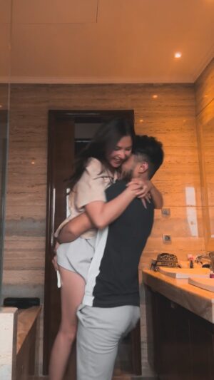 Jessica Mila Instagram - My heart is brimming with love, just like my growing belly👶🏻

Kami berharap kalian bisa terus menjadi bagian dari perjalanan ini, memberikan doa-doa terbaik, semangat, dan cinta kepada kita berdua serta si kecil yang akan segera tiba. 

Can't wait to share this incredible journey with all of you! 🤍

#SensitifMengerti #SensitifMoment #YourPregnancyPartner