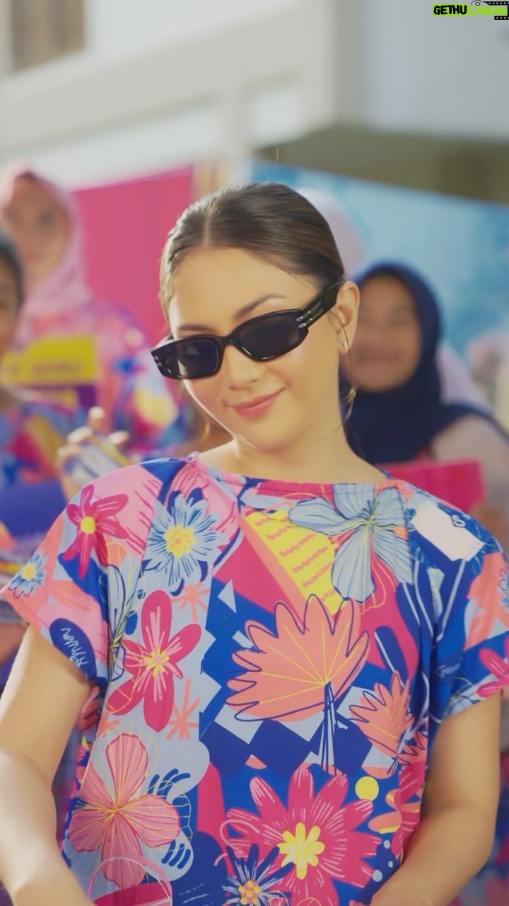 Jessica Mila Instagram - Jangan meremehkan kekuatan sejati di bumi ini: emak-emak dengan daster wangi Molto x Jessica Mila. Dasternya selalu wangi & tampak baru karena menggunakan Molto Parfum + Protect yang kini 10x lebih wangi. Bagi yang ingin memiliki Daster Wangi Molto x Jessica Mila, cek Instagram @moltoindonesia ya 🤍