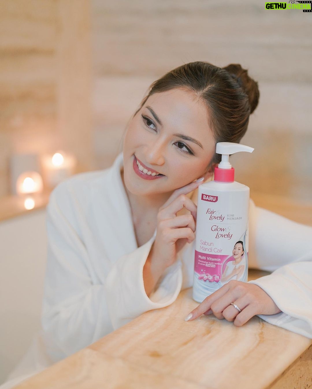 Jessica Mila Instagram - Dari masa sebelum menikah hingga sekarang, Glow & Lovely Brightening Body Wash selalu jadi pilihanku. Dengan kandungan niacinamide dan multivitamin yang membantu merawat kulitku secara menyeluruh @glowandlovelybw.id 🤍
