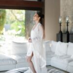 Jessica Mila Instagram - Mau sedikit cerita boleh ya. Di foto ini aku pakai robe yang jadi saksi momen-momen spesial dan berarti selama rangkaian acara pernikahanku kemarin. For sure I can say robe ini adalah salah satu baju kesayanganku. Wouldn't it be special kalau baju kesayangan ini bisa aku kasih ke anak ku nanti dan diturunin ke generasi berikutnya 🤍 Temen temen disini ada yang sama kaya aku juga ga sih pengen nyimpen baju kesayangan untuk diturunin ke anak cucu? Dari kemarin aku maju mundur mau nyuci robe ini karena pengennya sih bisa aku cuci sendiri di rumah. Gimana ya supaya kain dan payetnya ngga rusak pas aku cuci? Kalo temen temen disini punya tips and trick boleh share di comment ya ☺️