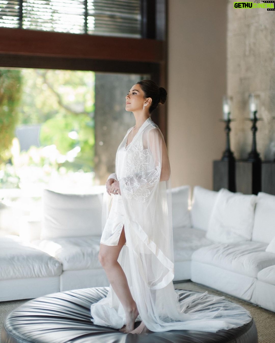 Jessica Mila Instagram - Mau sedikit cerita boleh ya. Di foto ini aku pakai robe yang jadi saksi momen-momen spesial dan berarti selama rangkaian acara pernikahanku kemarin. For sure I can say robe ini adalah salah satu baju kesayanganku. Wouldn't it be special kalau baju kesayangan ini bisa aku kasih ke anak ku nanti dan diturunin ke generasi berikutnya 🤍 Temen temen disini ada yang sama kaya aku juga ga sih pengen nyimpen baju kesayangan untuk diturunin ke anak cucu? Dari kemarin aku maju mundur mau nyuci robe ini karena pengennya sih bisa aku cuci sendiri di rumah. Gimana ya supaya kain dan payetnya ngga rusak pas aku cuci? Kalo temen temen disini punya tips and trick boleh share di comment ya ☺️