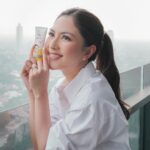 Jessica Mila Instagram - Pada penasaran gak aku dan Yakup akan jalan-jalan kemana aja? Meskipun di sini sering mendung, ternyata sinar UV juga masih tinggi dan bahaya buat kulit. Jadi tetep harus pake sunscreen dong! Semenjak @glowandlovely_id keluarin sunscreen terbarunya, ini otomatis jadi sunscreen sehari-hariku! Dia punya SPF 35 PA+++ yang melindungi PLUS serum Vitamin C yang mencerahkan, duo ingredients dengan duo benefit. Jadi kita bisa Blok Mataharinya dan Bebaskan Glowingnya! Kalian udah pada cobain belum, yuk coba tulis di komentar gimana reviewnya ya🥰 3 komen paling menarik akan dikirim hampers spesial dari Glow & Lovely! #UVDuo #BlokMataharinya