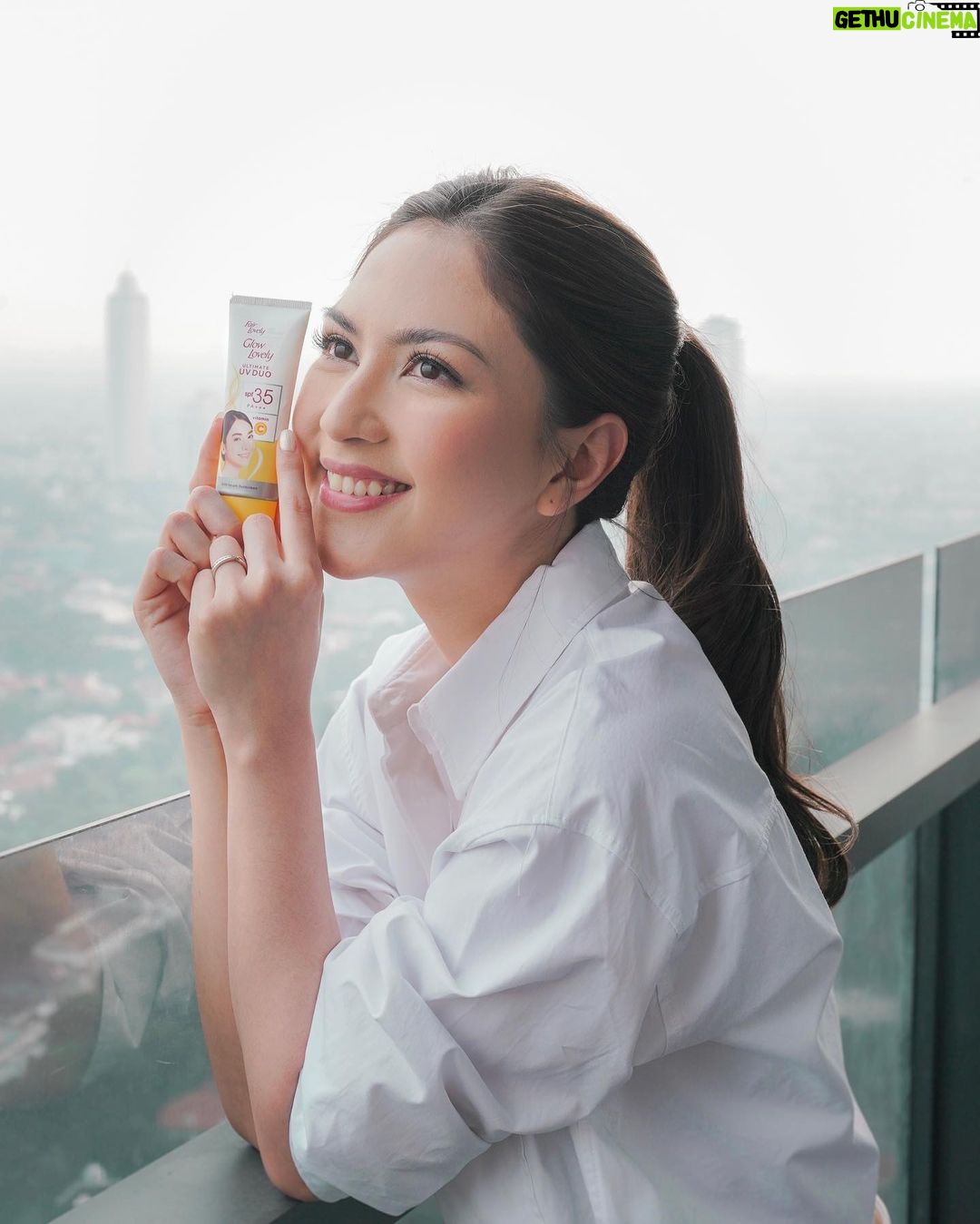 Jessica Mila Instagram - Pada penasaran gak aku dan Yakup akan jalan-jalan kemana aja? Meskipun di sini sering mendung, ternyata sinar UV juga masih tinggi dan bahaya buat kulit. Jadi tetep harus pake sunscreen dong! Semenjak @glowandlovely_id keluarin sunscreen terbarunya, ini otomatis jadi sunscreen sehari-hariku! Dia punya SPF 35 PA+++ yang melindungi PLUS serum Vitamin C yang mencerahkan, duo ingredients dengan duo benefit. Jadi kita bisa Blok Mataharinya dan Bebaskan Glowingnya! Kalian udah pada cobain belum, yuk coba tulis di komentar gimana reviewnya ya🥰 3 komen paling menarik akan dikirim hampers spesial dari Glow & Lovely! #UVDuo #BlokMataharinya