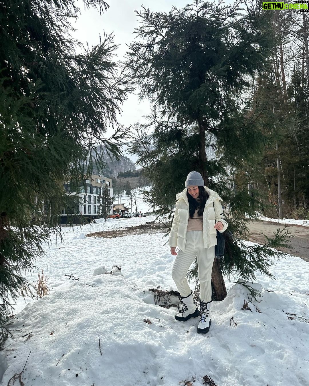 Jessica Mila Instagram - A carousel of joy, surrounded by the warmth of family and heartwarming energy. Grateful for the shared moments that make these holidays truly special 🤍