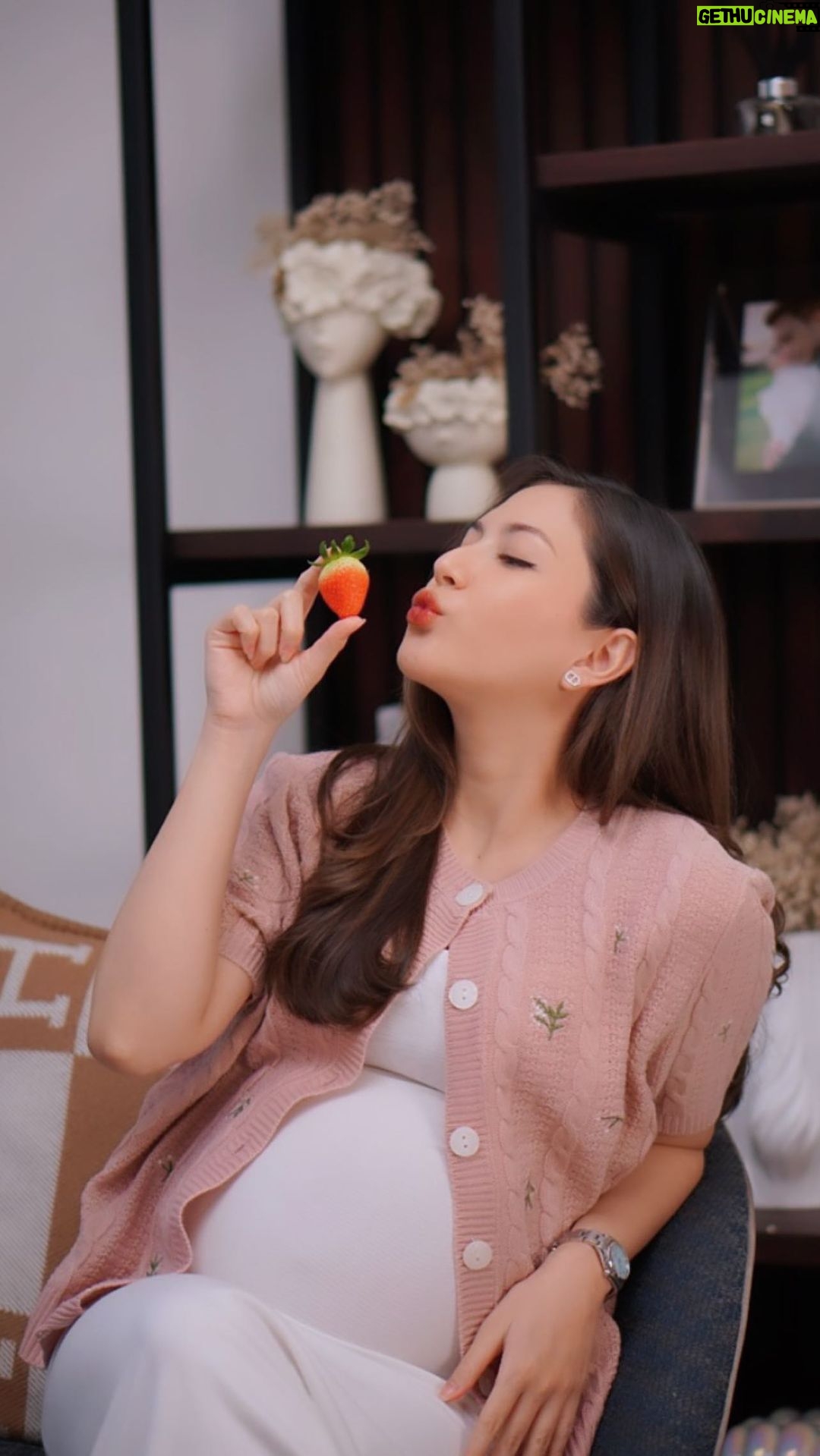 Jessica Mila Instagram - Unveiling the magic of Wardah Glasting lips! Where transfer-proof meets glossy perfection! 💋✨ Kalian bisa order di Wardah Official Shop karna banyak promo spesial launching mulai dari 10-16 Januari😍 #WardahGlastingLip #WardahColorExpert #FOGOisTheNewFOMO