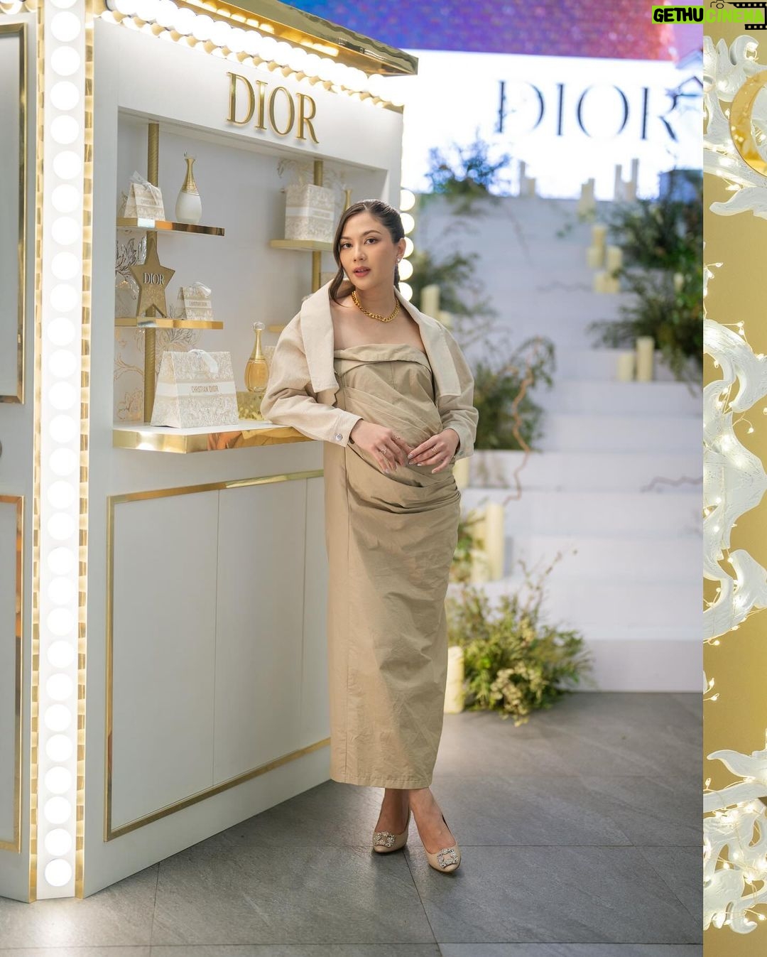 Jessica Mila Instagram - Relive the magic of the season with glimpse of the splendid DIOR HOLIDAY COLLECTION, still echoing at www.dior.com/en_id/beauty/. 🎁✨ #ThrowbackToDiorMagic #MemoriesInDior @diorbeauty