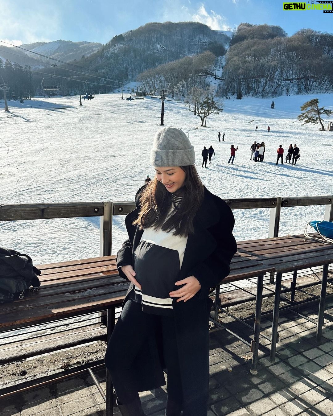 Jessica Mila Instagram - Winter wonder in the heart of the mountains ❄️ Hakuba